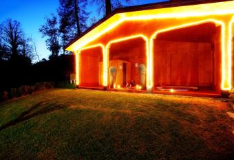 Tremezzo Residence has rooms with a private hot tub