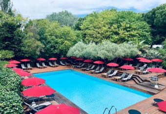 Le Prose H  tel allows 18 year olds to book a room