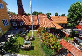 G  rdshotell Klockarg  rden allows 18 year olds to book a room