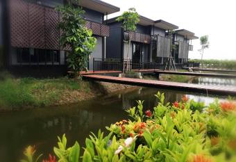 T Luck House Resort has Balcony rooms