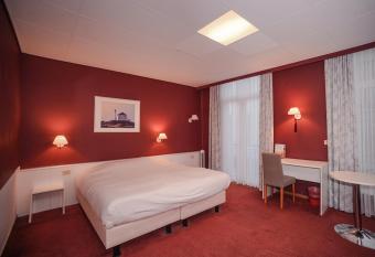 Hotel Louisa allows 18 year olds to book a room