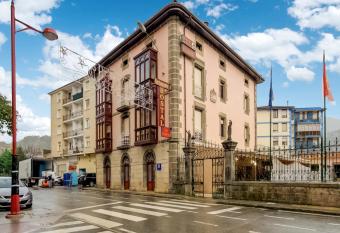 Hostal Restaurante La pinta allows 18 year olds to book a room