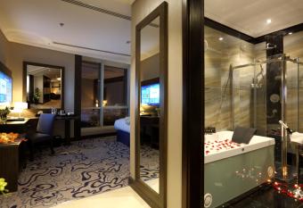 Swiss International Royal Hotel Riyadh has rooms with a private hot tub