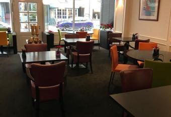 Hotel Honfleur allows 18 year olds to book a room