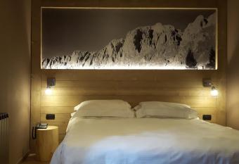 Lo Chalet has Balcony rooms