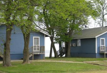 Virginia Landing Camping Resort Cabin 2 has Balcony rooms