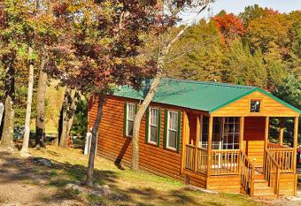 Arrowhead Camping Resort Deluxe Cabin 4 has Balcony rooms