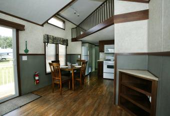 Arrowhead Camping Resort Cottage 11 has Balcony rooms