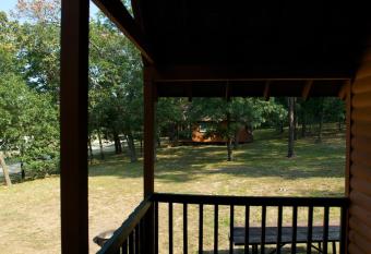 Arrowhead Camping Resort Loft Cabin 20 has Balcony rooms
