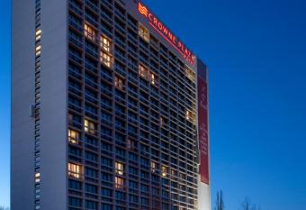 Crowne Plaza Antwerpen, an IHG Hotel allows 18 year olds to book a room