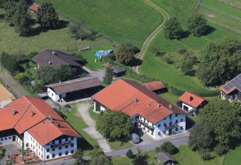 Dowis-Hof allows 18 year olds to book a room