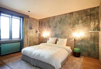 Hotel Groenendaal allows 18 year olds to book a room