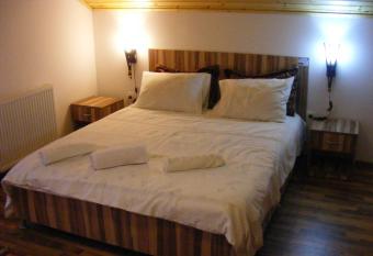 Pensiunea Dorel Codoban has rooms with a private hot tub