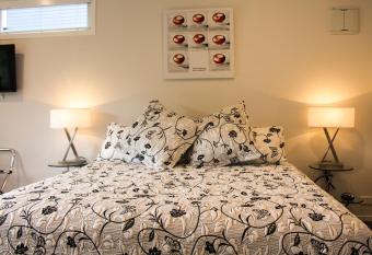 Amazing Kiwi Lodge has rooms with a private hot tub