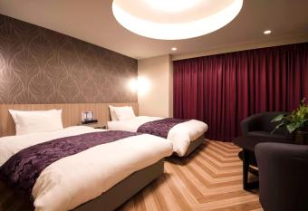 Reftel Osaka Airport Hotel allows 18 year olds to book a room