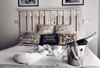 Hostal Ciempozuelos has Balcony rooms