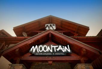 Moontain Hostel has Balcony rooms