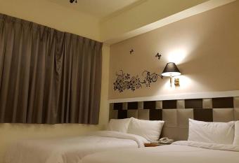              Kai Xin Hotel has rooms with a private hot tub