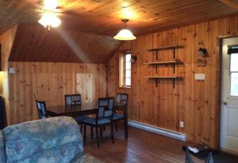 Le chalet has Balcony rooms