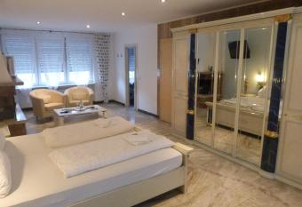 Winzergasthof zum Kellerst  bchen has Balcony rooms