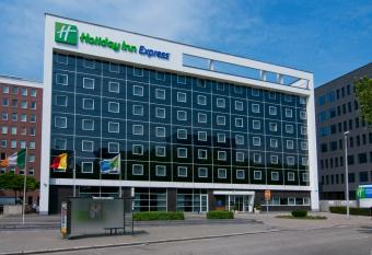 Holiday Inn Express Antwerpen City North, an IHG Hotel allows 18 year olds to book a room