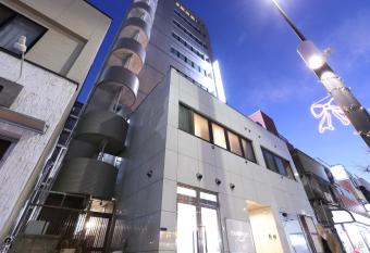 Oak Hotel Edo allows 18 year olds to book a room