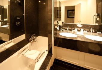 The Pand Hotel - Small Luxury Hotels of the World has rooms with a private hot tub