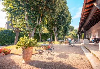 H  tel Le Donjon - C  ur de La Cit   M  di  vale allows 18 year olds to book a room