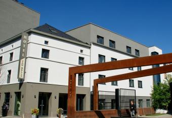 Hotel Van Belle allows 18 year olds to book a room