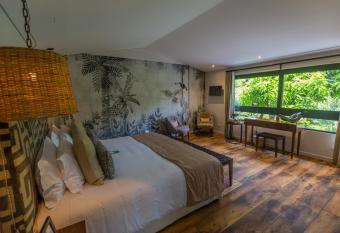 Patio del Mundo has rooms with a private hot tub