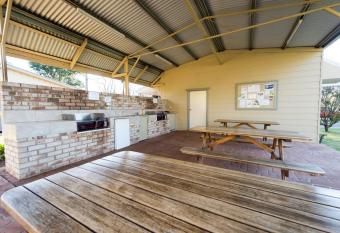 Fossickers Tourist Park has Balcony rooms