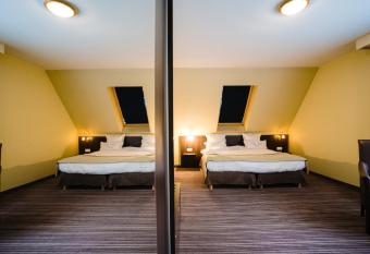 Hotel Europe has rooms with a private hot tub