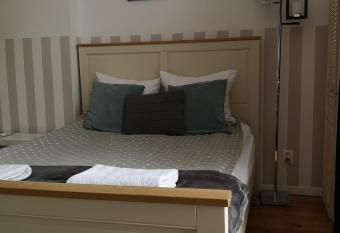 Przytulna Kawalerka w Kamienicy allows 18 year olds to book a room