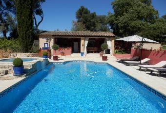 Mas les vieux ch  nes has Balcony rooms