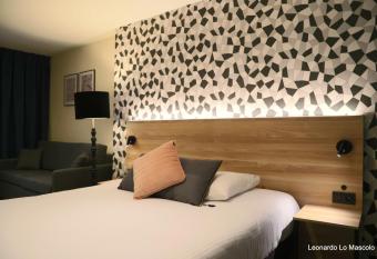 H  tel de l Univers Li  ge allows 18 year olds to book a room