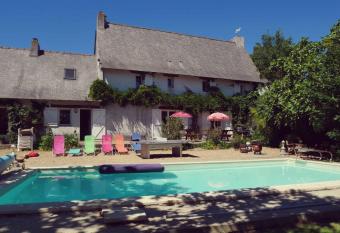 Logis des Gabelous allows 18 year olds to book a room