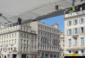 Escale Oceania Marseille Vieux Port allows 18 year olds to book a room