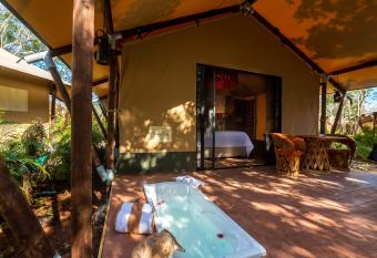 Serenity Authentic Glamping Tulum has rooms with a private hot tub