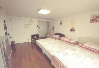 Sky Cozy House has rooms with a private hot tub