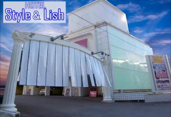                   &             style&lish                             has Smoking rooms