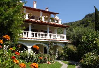 Alexandros Apartments & Studios has Balcony rooms