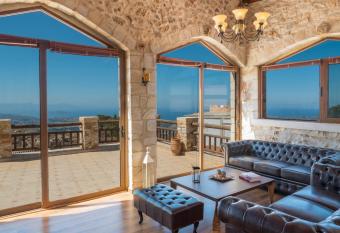 Villa Malaxa has Balcony rooms