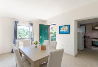 CASA ROSA- Appartamento nel verde con posto auto, zona tranquilla,wifi gratuito,aria condizionata allows 18 year olds to book a room