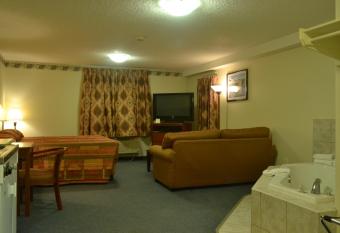 Aurora Park Inn & Suites has rooms with a private hot tub