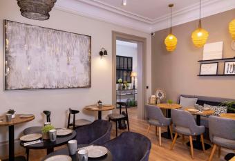 H  tel Le Fer    Cheval has Balcony rooms