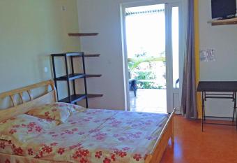 GITE-Hotel LA CAZ DES ORANGERS has Balcony rooms