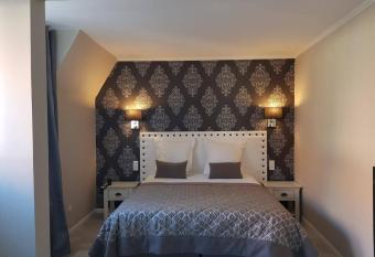 Le Troph  e By M H  tel Spa allows 18 year olds to book a room