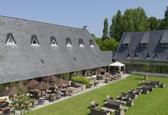 Les Manoirs de Tourg  ville has Balcony rooms