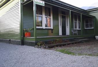 Avon City Backpackers allows 18 year olds to book a room