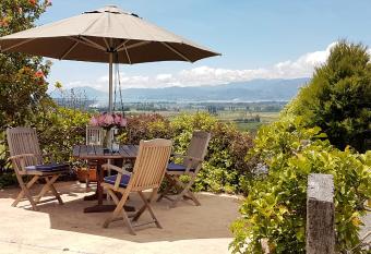 Golden Hills Farm Cottage has Balcony rooms